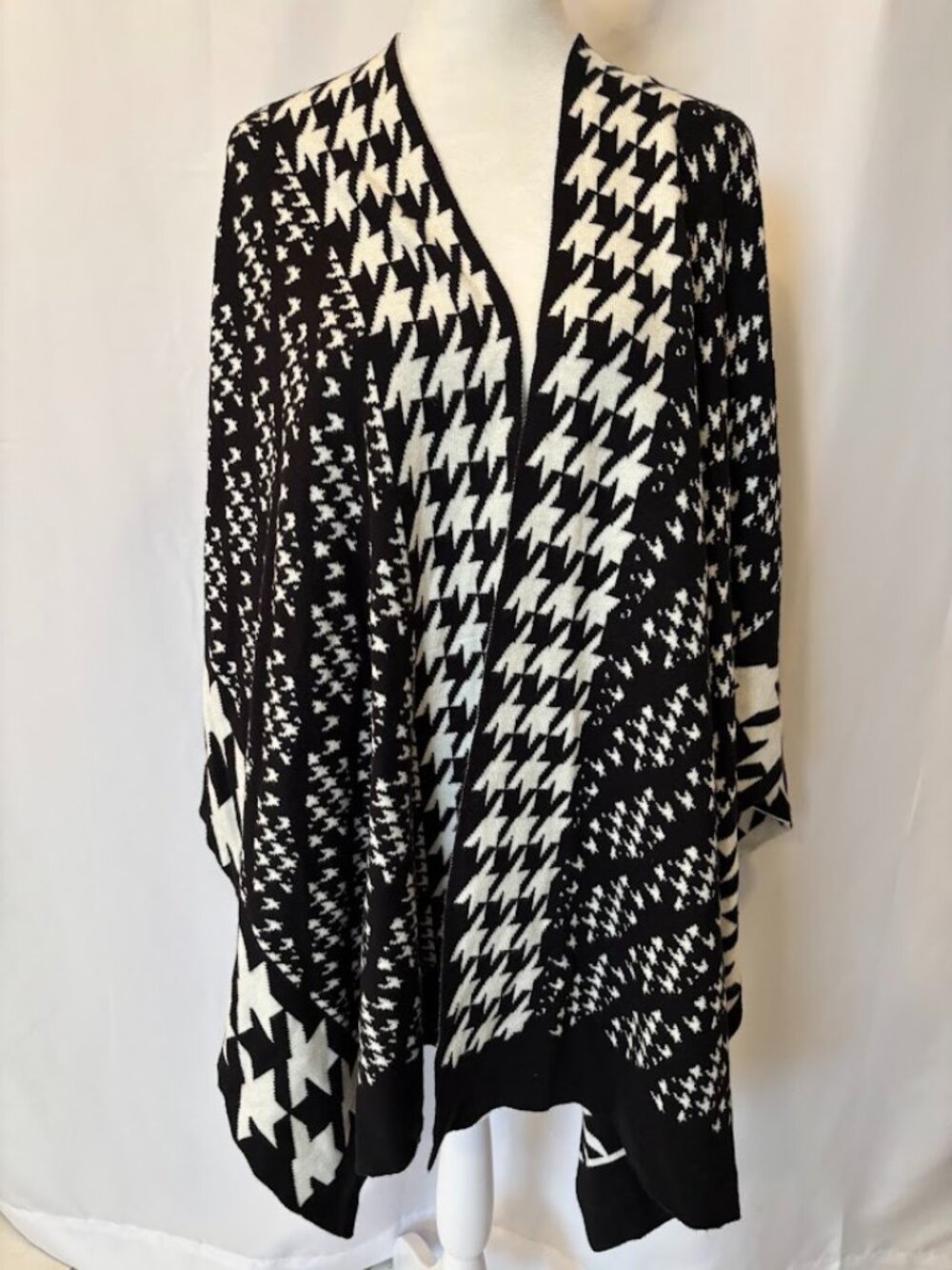NWOT CHICO'S Reversible Black/White Houndstooth Knit Ruana - Size L/XL